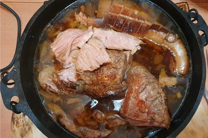 Das Schwein wird in der Suppe gekocht