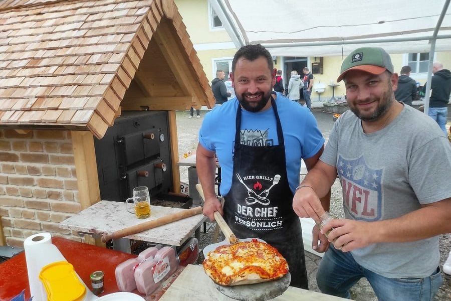 Holzbrotbackofen beim Familienfest