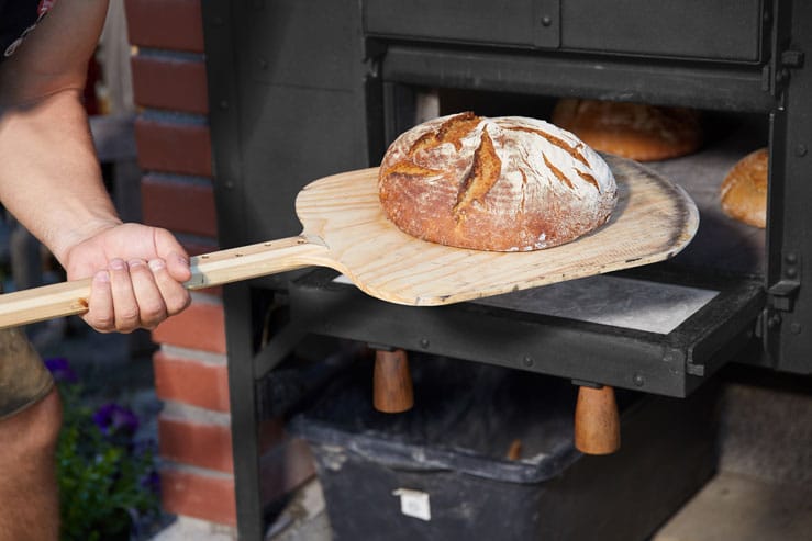 Holzbackofen für draußen mit frischem Brot